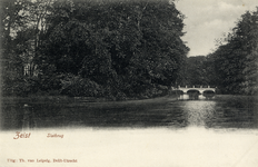 15927 Gezicht op de vijver in het park van Slot Zeist te Zeist uit het zuidoosten; met op de achtergrond de toegangsbrug.